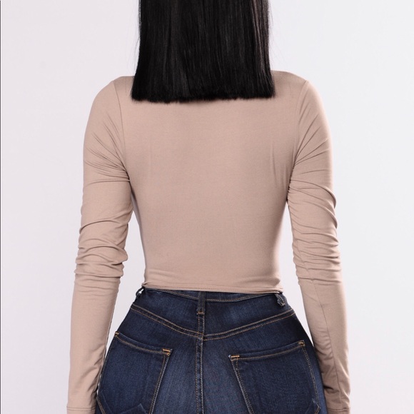 ‼️ ON SALE ‼️ Fashion Nova Twist Front Crop Top - Picture 2 of 5